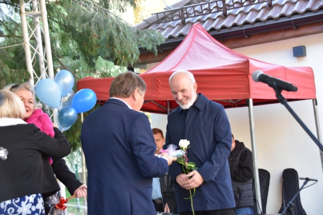 Wręczanie róż dla gości od Polskiego Stowarzyszenia na Rzecz Osób z Niepełnosprawnością Intelektualną