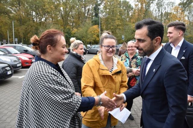 Starosta Policki wita się z uczestnikami akcji "Po Zdrowie z Powiatem Polickim"