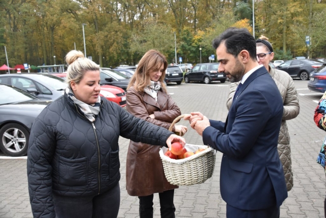 Starosta Policki dzieli się jabłkami z mieszkańcami w celu promowania zdrowego stylu życia