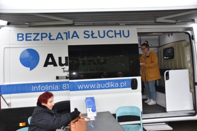 Bus służący do bezpłatnego badania słuchu