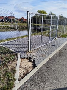 Zniszczone ogrodzenie