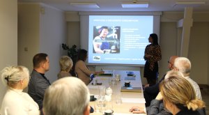 Uczestnicy oglądają prezentację