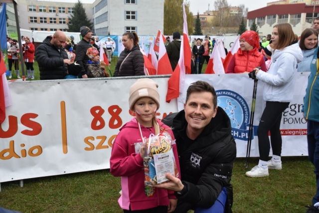 Radny Powiatu Polickiego Zbigniewa Pokrzywińskiego i pozuje do zdjęcia przed biegiem najmłodszych uczestników