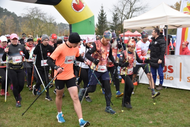 Zdjęcie uczestników marszu Nordic Walking