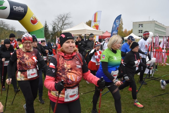 Uczestnicy marszu nordic walking na starcie