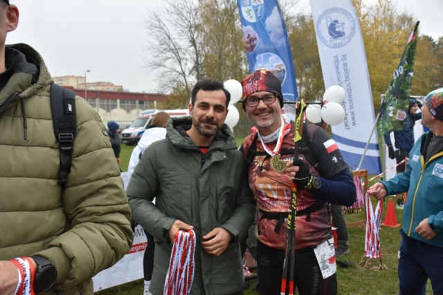 Starosta Policki rozdaje medale uczestnikom po zakończeniu biegu i pozuje do zdjęcia