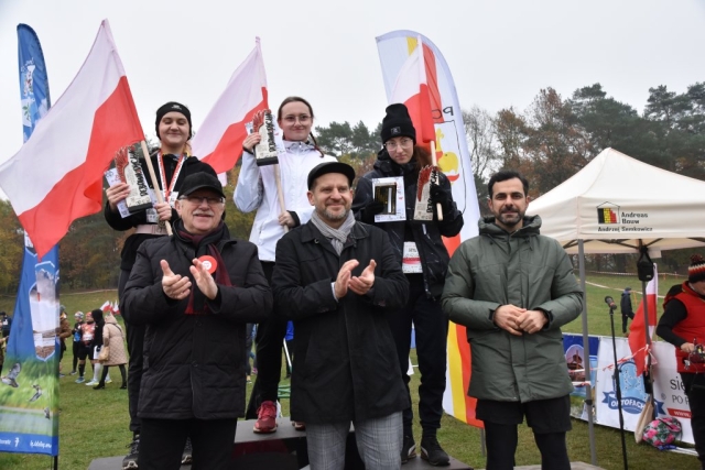 Delegacja Powiatu Polickiego pozuje wraz z wygranymi na podium