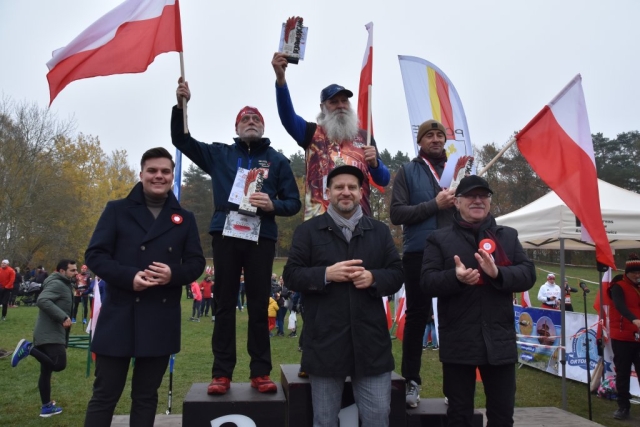 Delegacja Powiatu Polickiego pozuje wraz z wygranymi na podium