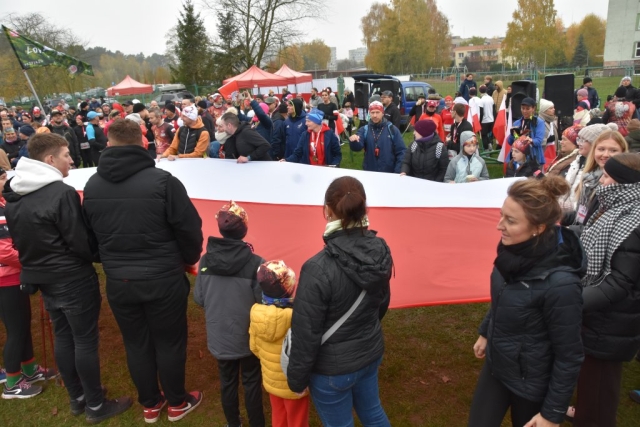 Zdjęcie uczestników z flagą Polski