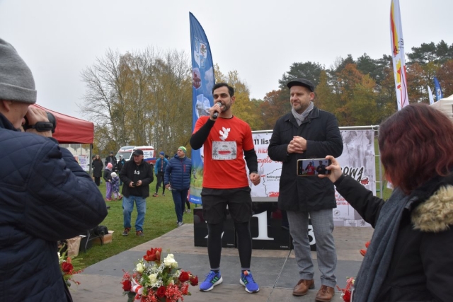 Starosta Policki wraz z Burmistrzem Polic na scenie biegu niepodległościowego