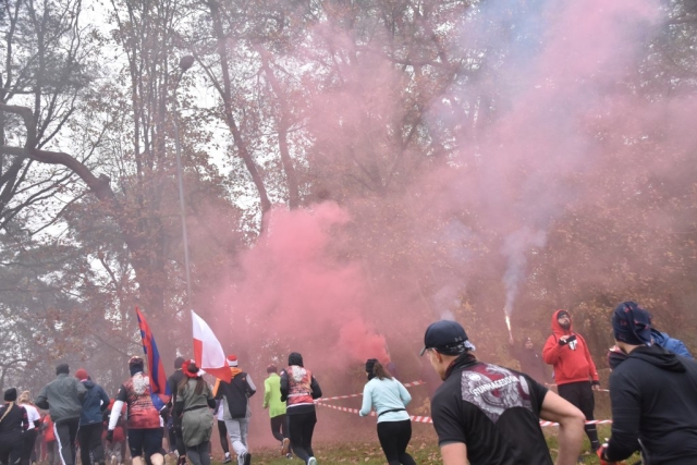 Uczestnicy biegu niepodległościowego podczas trasy