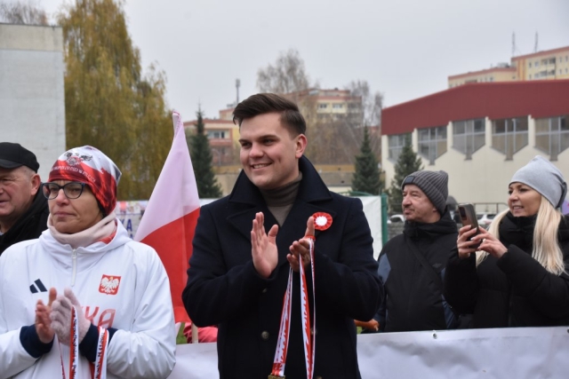 Wicestarosta Policki klaszcze uczestnikom trzymając medale