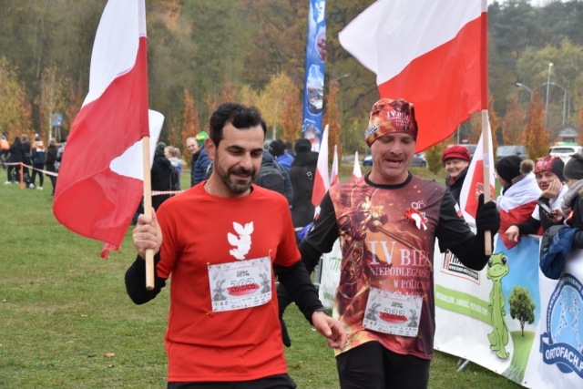 Starosta Policki biegnie z flagą Polski