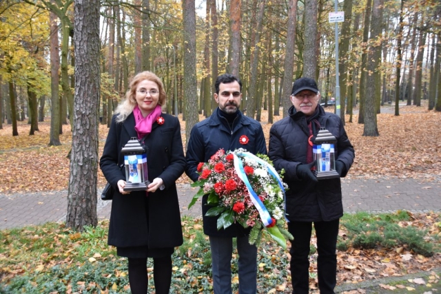 Delegacja Powiatu Polickiego ze zniczami i wiązanką kwiatów