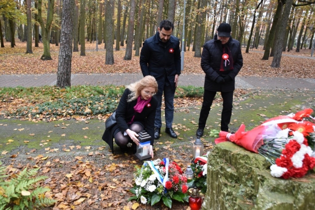 Składanie zniczy przez delegację Powiatu Polickiego