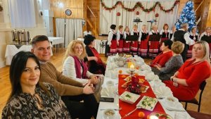 Goście siedzący przy stole