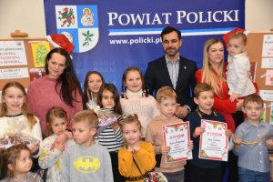 Starosta Policki z uczestnikami konkursu