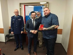 Starosta Policki z gościem sesji, który otrzymał medal Postawy Godnej Naśladowania Starosty Polickiego