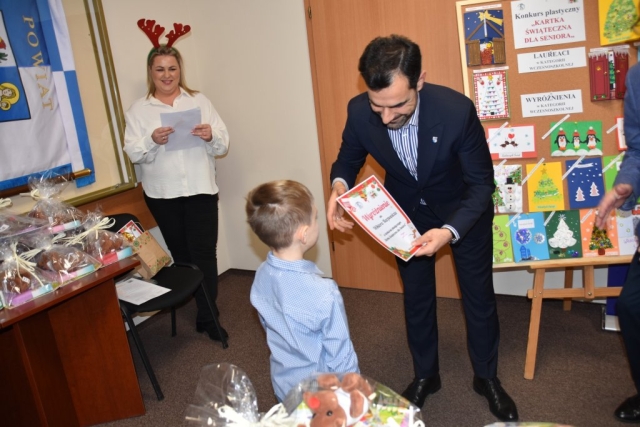 Starosta Policki wręcza wyróżnienie uczestnikowi konkursu.