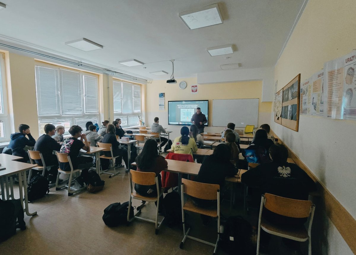 Dzieci na sali biorą udział w warsztatach z tematyki uzależnień