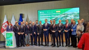 Członkowie wydarzenia na wspólnym zdjęciu grupowym pozują do aparatu