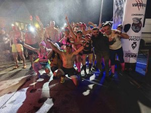 Uczestnicy biegu pozują do zdjęcia