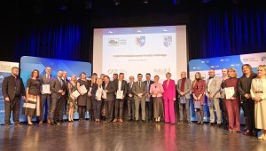 Uczestnicy II Gali Przedsiębiorczości Powiatu Polickiego na scenie