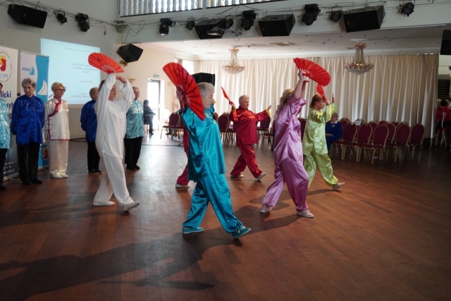 Występ tai-chi w kolorowych togach