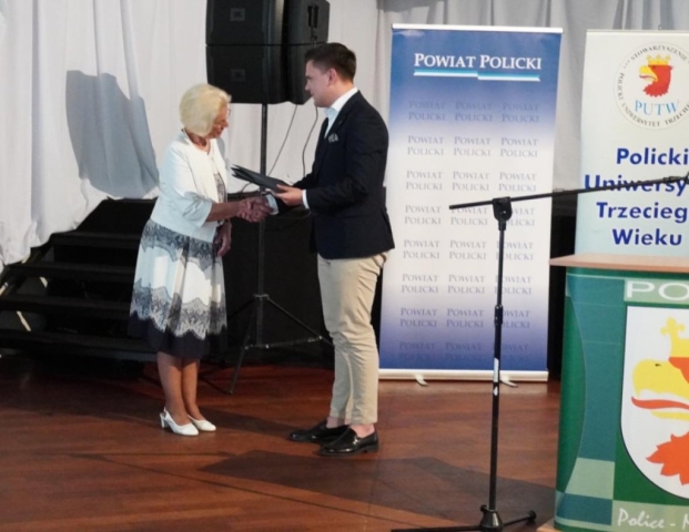 Wręczenie upominku dla nowej pani Prezes przez Wicestarostę Polickiego