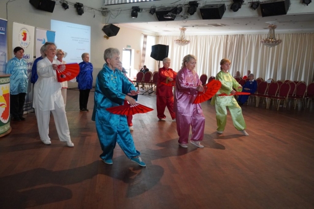 Występ tai-chi w kolorowych togach