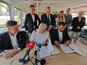 starosta policki podpisuje umowe z operatorem