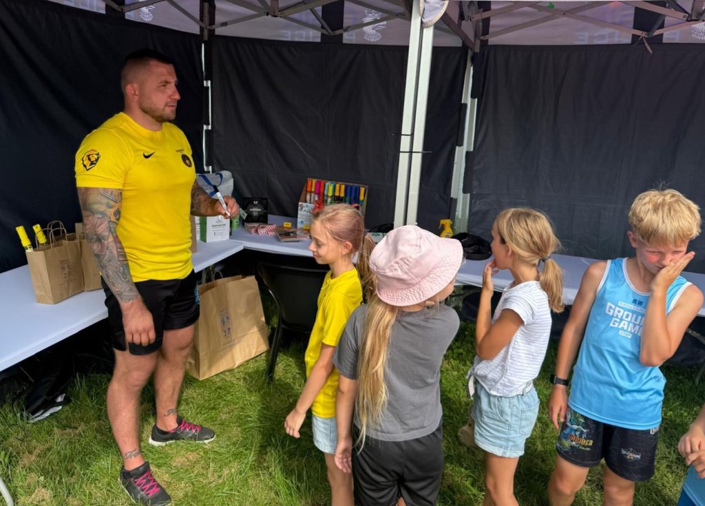 Instruktor z dziećmi