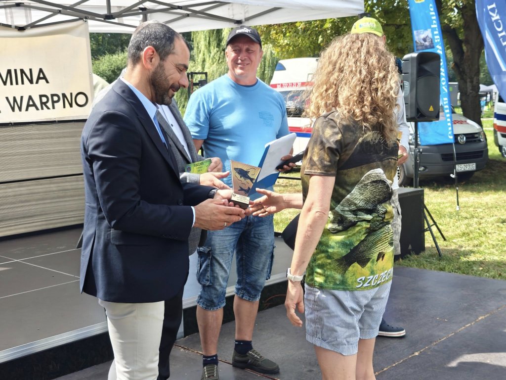 Starosta Policki wręcza statuetkę