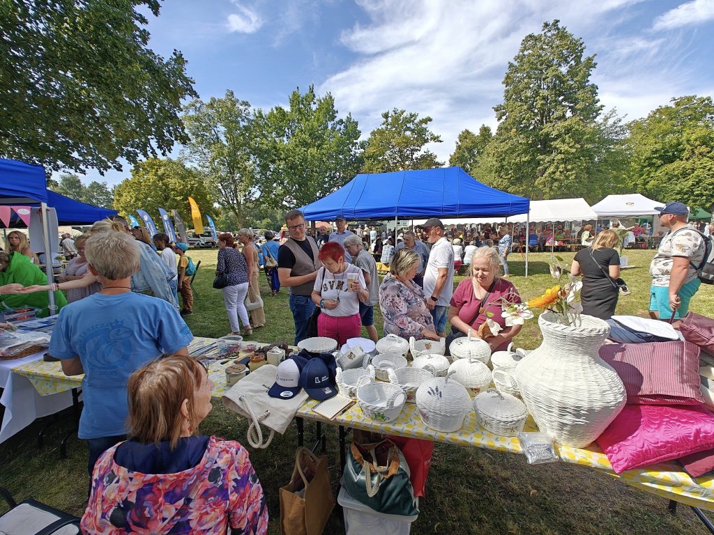 Goście podczas wydarzenia wśród straganów