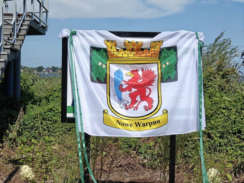 Zasłonięta tablica z herbem Gminy Nowe Warpno