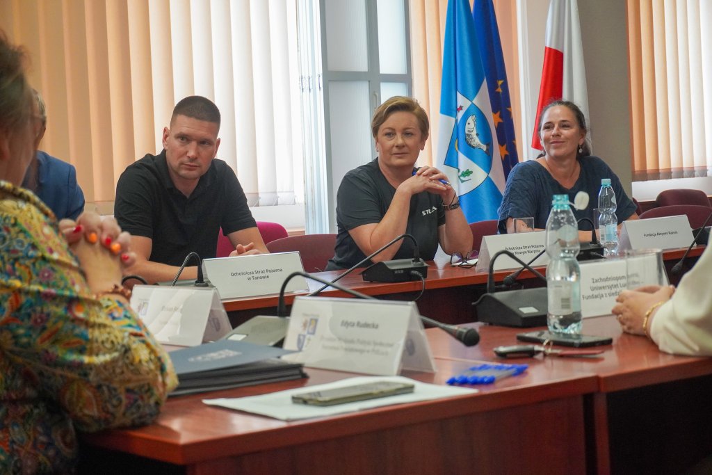 Podpisanie umów - Kompas na Powiat Policki