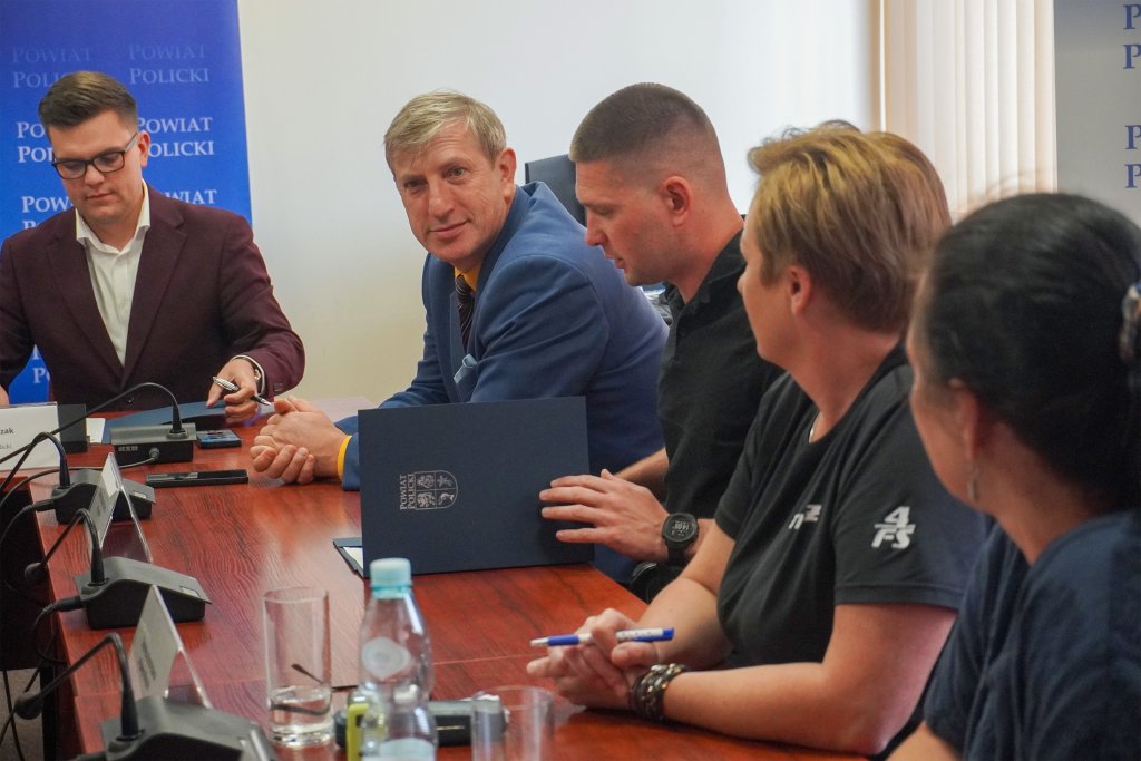 Podpisanie umów - Kompas na Powiat Policki