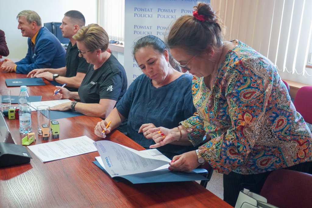Podpisanie umów - Kompas na Powiat Policki