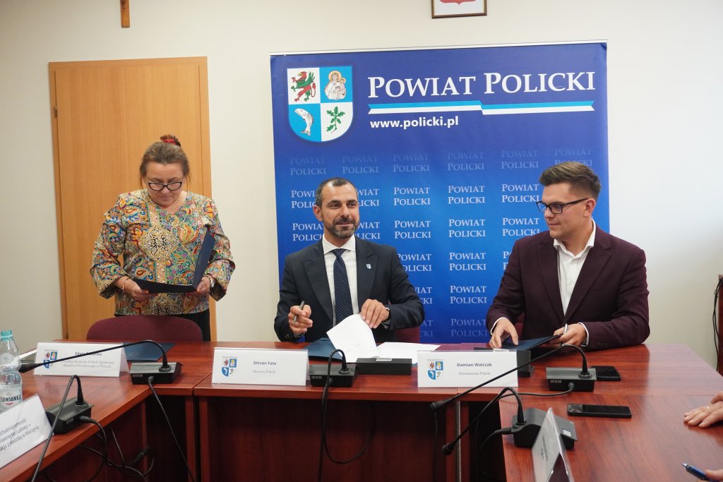 Podpisanie umów - Kompas na Powiat Policki