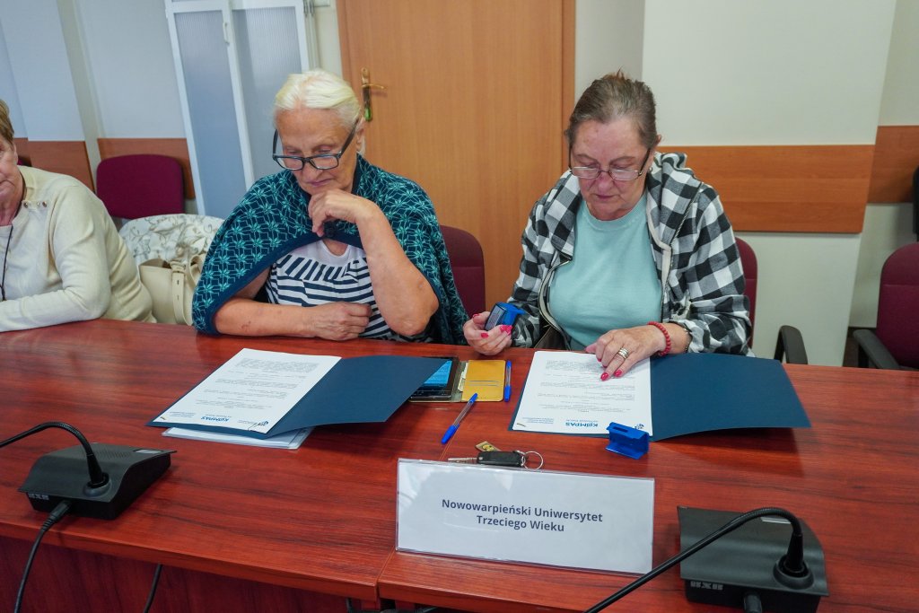 Podpisanie umów - Kompas na Powiat Policki