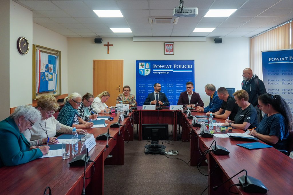 Podpisanie umów - Kompas na Powiat Policki