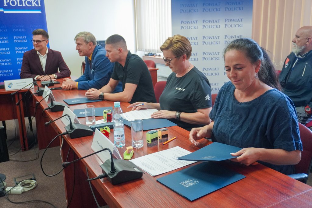 Podpisanie umów - Kompas na Powiat Policki