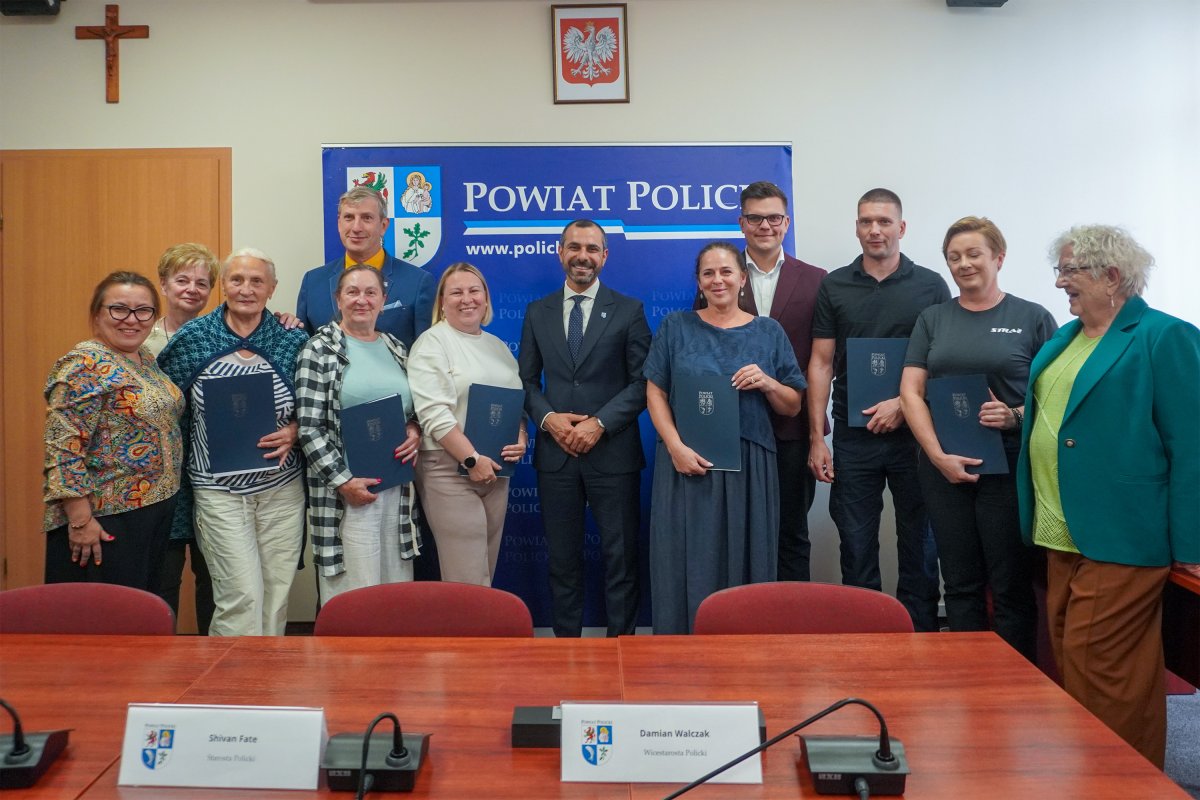 Podpisanie umów - Kompas na Powiat Policki