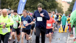 Uczestnicy wydarzenia podczas biegu