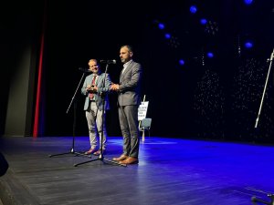 Starosta Policki wraz z Burmistrzem Polic przemawia na wydarzeniu