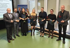 Nagrodzeni nauczyciele wraz z upominkami