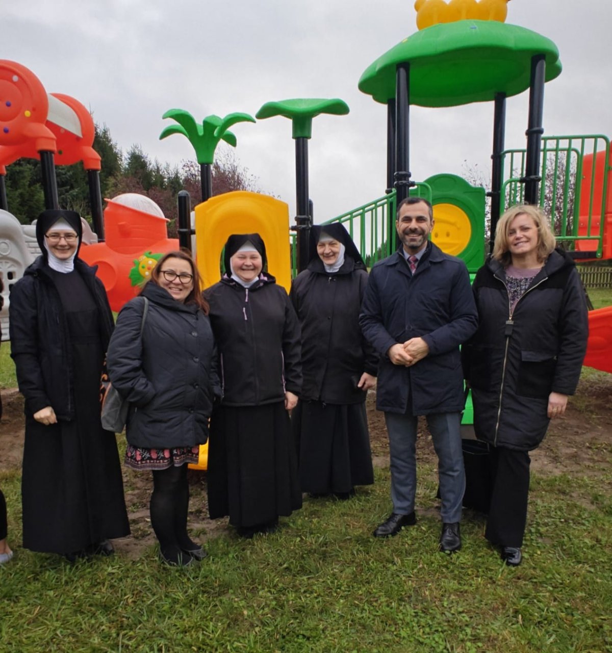 ludzie na tle placu zabaw