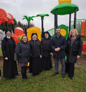 ludzie na tle placu zabaw