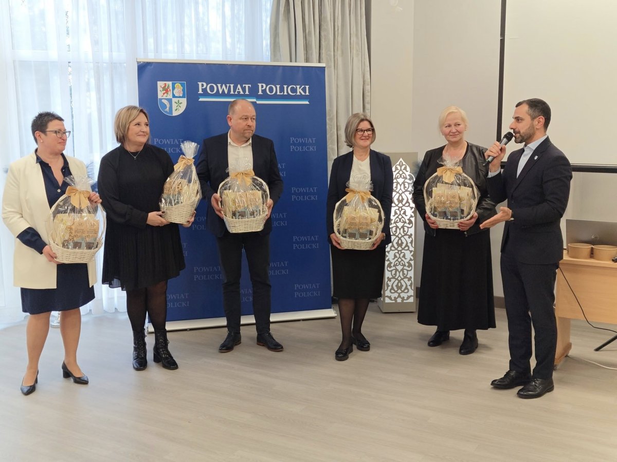 Starosta Policki przemawia do mikrofonu po wręczeniu upominków