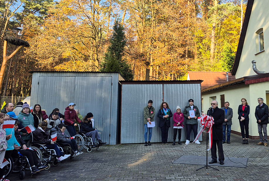 Uroczyste podniesienie flagi w PSONI Koło w Policach z okazji Narodowego Święta Niepodległości